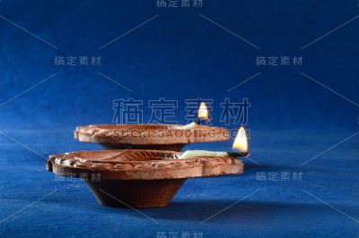 粘土灯盏在排灯节庆祝期间点燃。问候卡设计印度的光节日称为排灯节