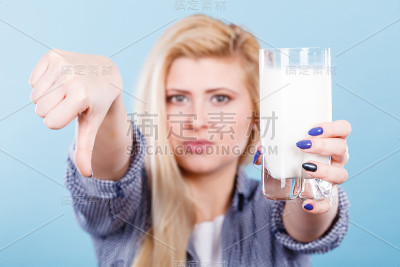 拿着牛奶杯的女人，拇指朝下