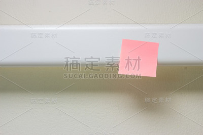 粉红色的贴
