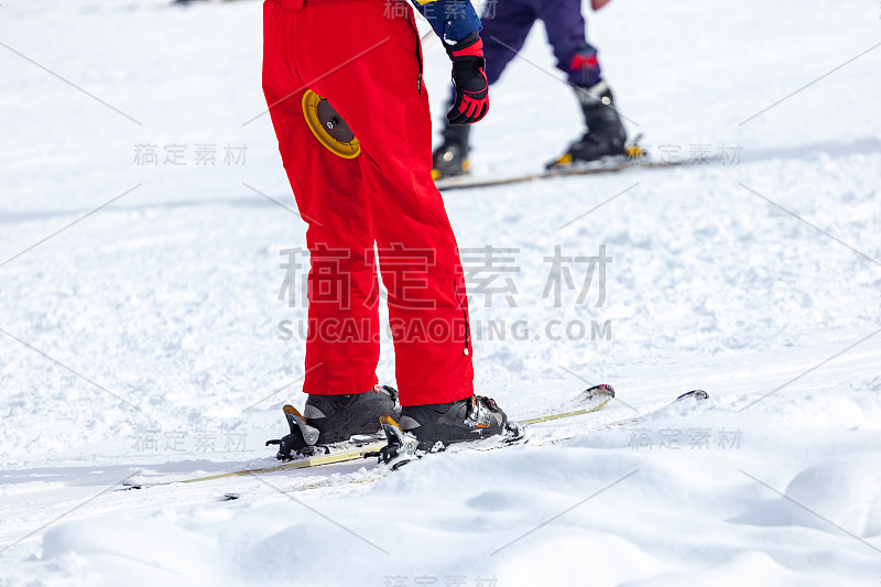 滑雪的滑雪者爬上山的轭。巴库里亚尼的轻型滑雪道