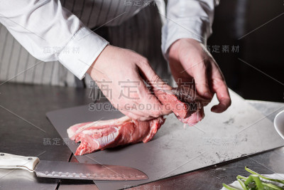准备用迷迭香腌制的稀有羔羊。用火在煎锅中烹饪。专业厨师在餐厅厨房烹饪。