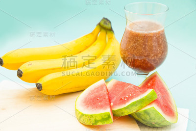 新鲜水果奶昔