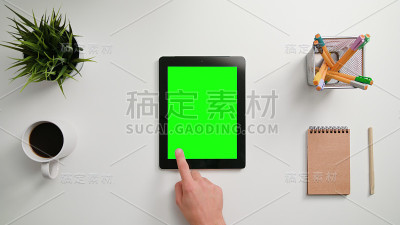 手指在绿色触摸屏上滚动