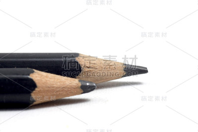 石墨木笔在孤立的白色背景上