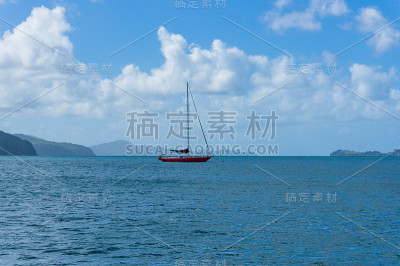 风平浪静的海面上，红帆游艇