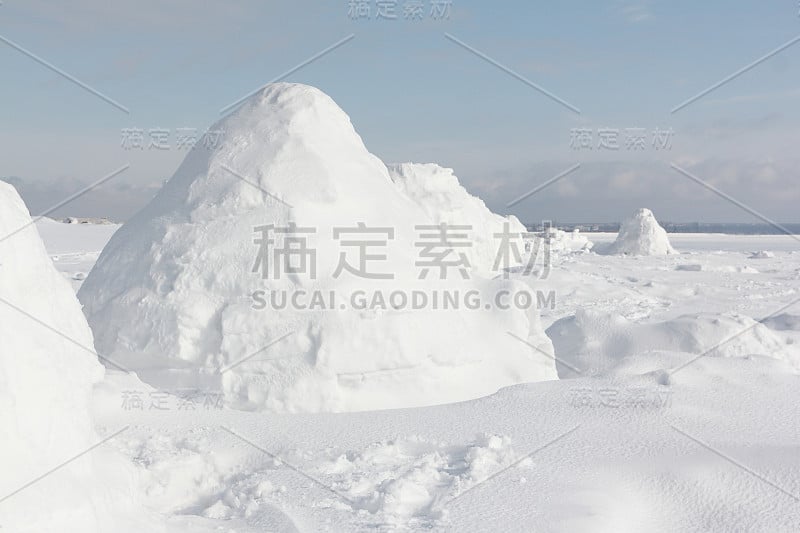 冬季，俄罗斯新西伯利亚的一座冰屋建在一个积雪的水库上