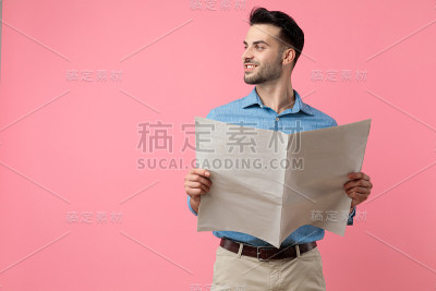 性感的年轻人拿着报纸看向一边