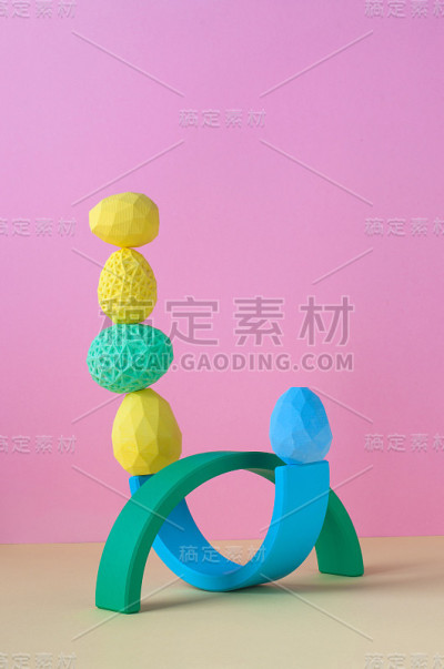 在绿松石和粉红色的背景上给几何复活节彩蛋上色