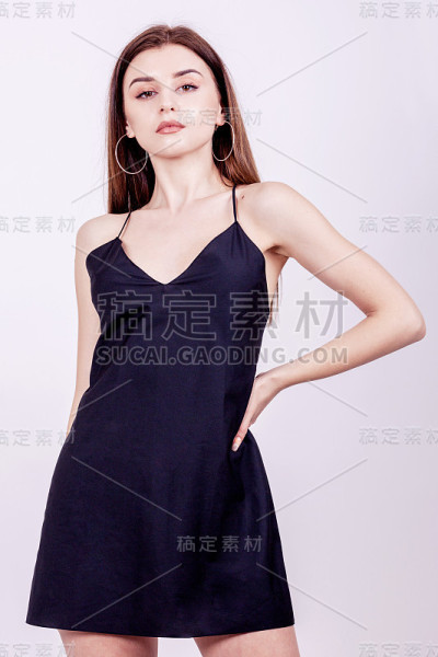 女人与现代服装拍摄在工作室的白色背景