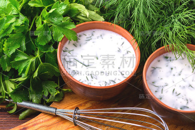 艾兰配新鲜香草。传统的土耳其酸奶饮料。