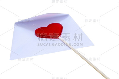 打开蓝色的信封和红色的棒棒糖在白色的背景上心形。