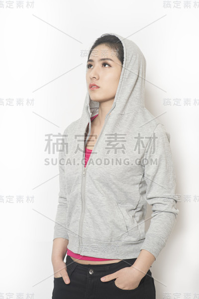 穿着灰色连帽衫的女人