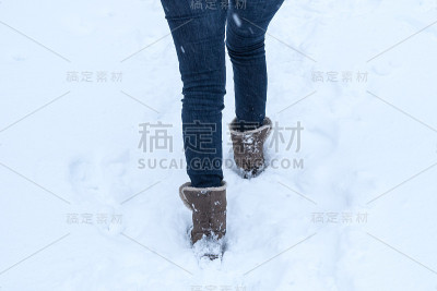 脚踏雪地