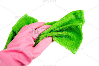 手在粉红色手套鞭打白色背景