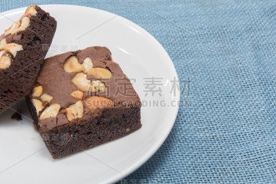 白色盘子上的布朗尼蛋糕