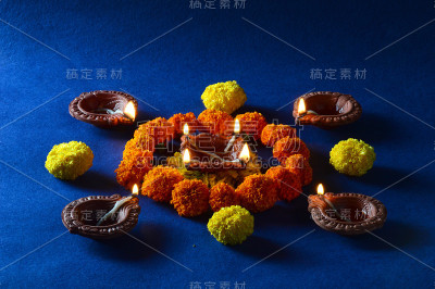 粘土灯盏在排灯节庆祝期间点燃。问候卡设计印度的光节日称为排灯节