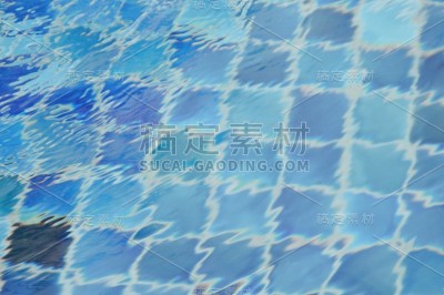 游泳池里模糊的水波荡漾