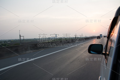 路上的汽车