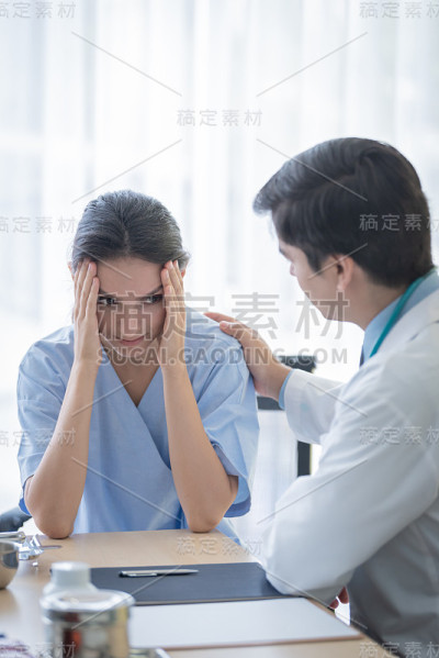 医生在医院或诊所照顾一个悲伤和不快乐的女病人。