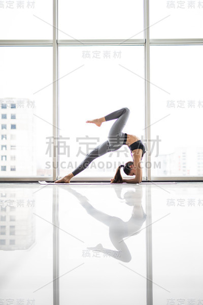 女性瑜伽练习姿势训练概念对全景窗户