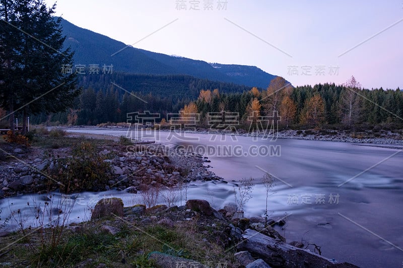 长时间曝光的河流，雷尼尔山