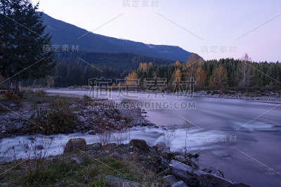 长时间曝光的河流，雷尼尔山