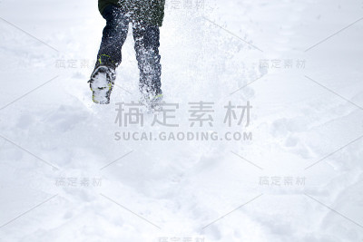 旅行者的双腿站在深雪的户外。旅行与发现概念
