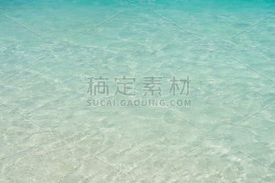 位于墨西哥科斯塔玛雅的加勒比海。大海或海水。晴朗的日子里，白色的沙滩上有清澈的海水。美丽的大自然。夏
