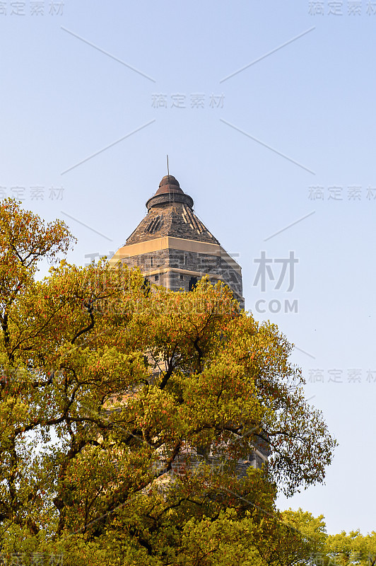 云雁塔(Tiger Hill Pagoda)位于中国东部江苏省苏州市的虎山上。