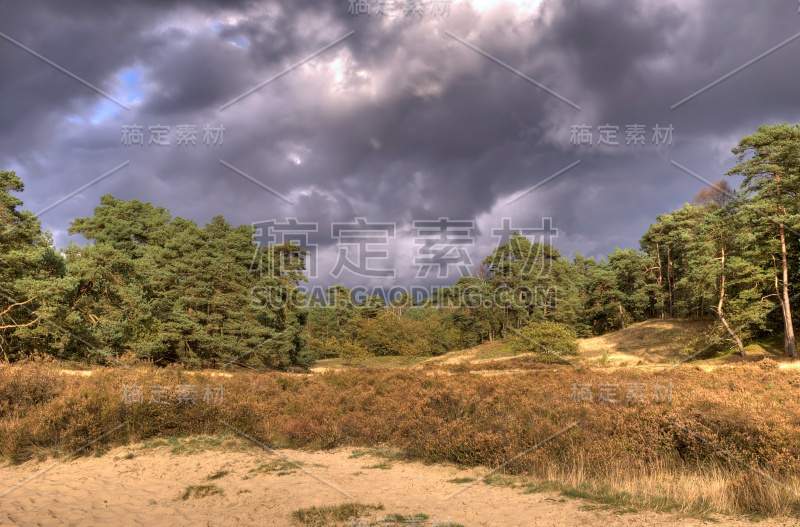 有乌云的风景