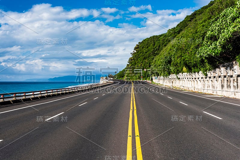 台湾东部乡村柏油路。