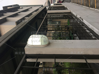 建筑围栏上的灯光