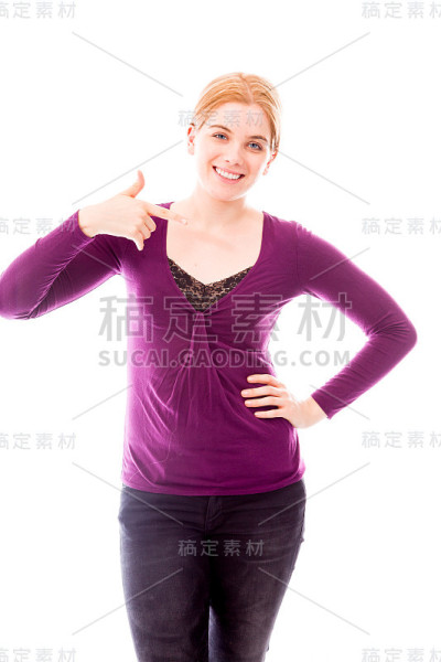 年轻女子指着自己