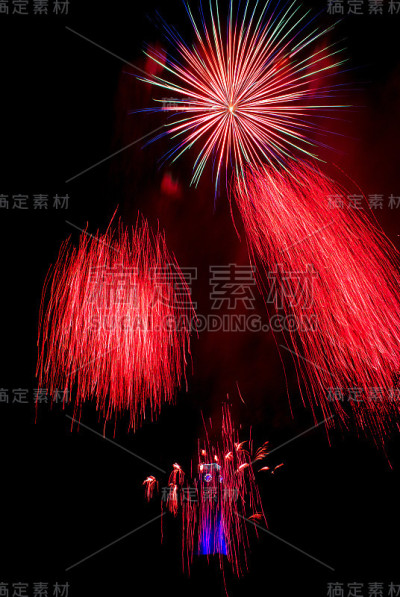 奥斯特拉瓦的红色烟花和市政厅的时钟