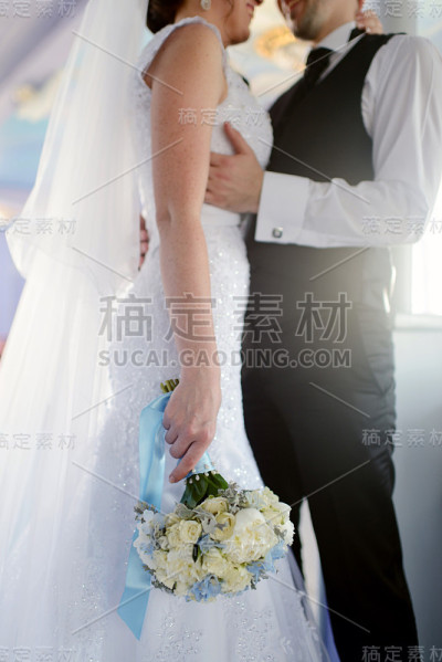 新婚夫妇在室内拥抱