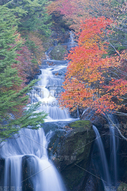 皇冠的autumn-waterfall