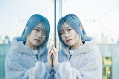 年轻女人和她的倒影