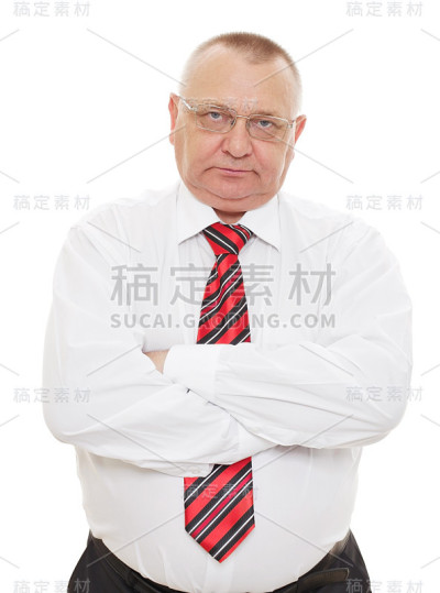 双臂交叉的资深商人