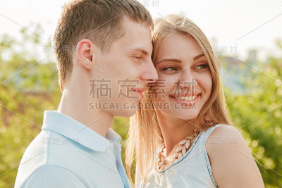 幸福的夫妇拥抱大笑的肖像