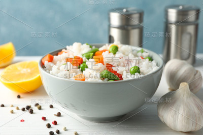 构图用一碗美味的米饭放在木桌上，拉近距离