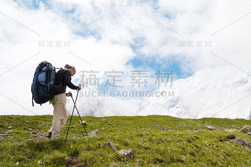 在高加索山脉的贝赞吉，Hikier在岩石上跳跃