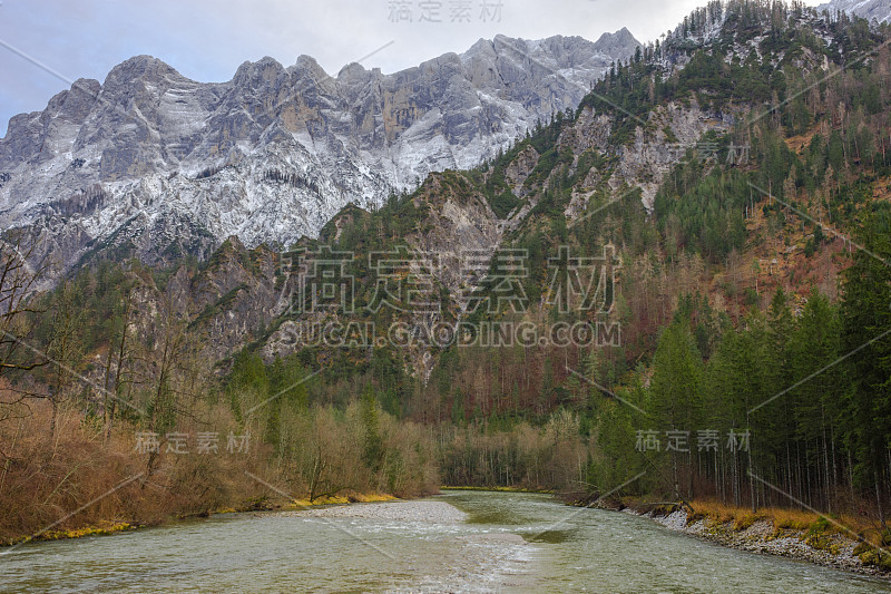 风景在Gesause国家公园与恩斯河和美丽的山景，在斯蒂里亚地区，奥地利