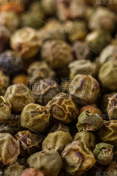 辛辣的青椒在白色丙烯酸的背景上