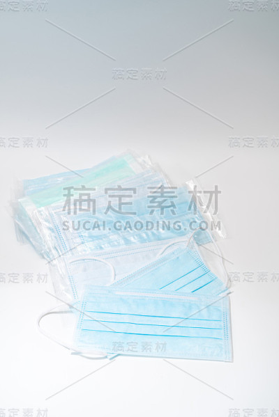 带橡胶耳带的外科口罩。典型的三层外科口罩，用以覆盖口鼻。防止细菌滋生。保护的概念。