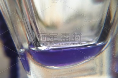 紫宏试剂。药物治疗疾病的微距照片。