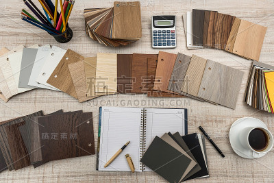 家具设计用带空记事本的木材层压刨花板样品。体系结构和建设。