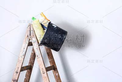 水桶里的刷子和专业梯子