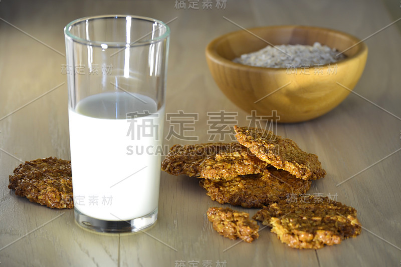 自制燕麦饼干，早餐麦片和一杯牛奶。健康饮食