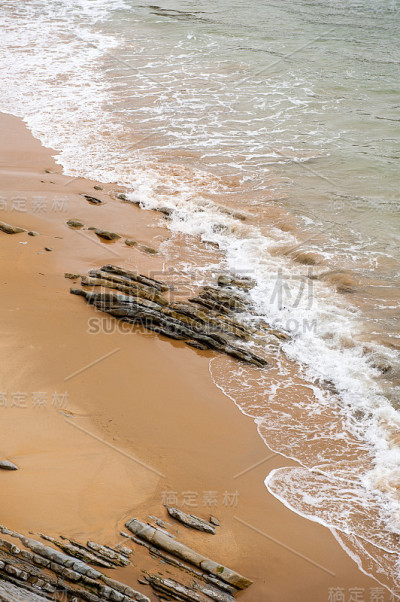 沙滩上有大海和岩石