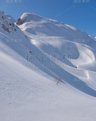 雪覆盖的山